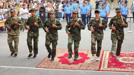 Suraxanı Rayon İcra Hakimiyyətinin başçısı Əziz Əzizov 226 saylı tam orta məktəbdə "Son zəng" tədbirində iştirak edib