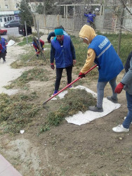 Yazın gəlişi ilə Suraxanı rayonunun bütün qəsəbələrində Rayon Mənzil-Kommunal Təsərrüfatı Birliyi tərəfindən davamlı şəkildə aparılan abadlıq, təmizlik, yaşıllıq sahələrinin suvarılması, təmir və bərpa işləri həyata keçirilməkdədir. Rayon ərazisindəki parklarda, məhəllələr arası istirahət sahələrində eləcə də magistral yolların kənarlarında təmizlik işləri aparılır, küçələrdə səki kənarları, bordyur və işıq dirəkləri, məhəccərlər yuyularaq müxtəlif məişət, polietilen və digər tullantılar ərazidə