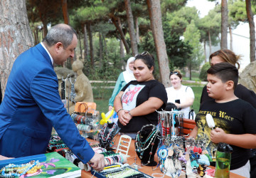 Suraxanı rayonunda yeni tədris ilinin başlanması münasibətilə şəhid və qazilərin məktəbli övladlarına, evdə təhsil alan, fiziki və əqli qüsurlu aztəminatlı rayon məktəblilərinə məktəb ləvazimatları, çantaları və məktəbli formaları hədiyyə edilib