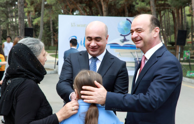 Suraxanı rayonunda yeni tədris ilinin başlanması münasibətilə şəhid və qazilərin məktəbli övladlarına, evdə təhsil alan, fiziki və əqli qüsurlu aztəminatlı rayon məktəblilərinə məktəb ləvazimatları, çantaları və məktəbli formaları hədiyyə edilib