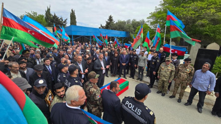 1-ci Qarabağ müharibəsində Daşaltı əməliyyatında itkin düşən və hazırda nəşinin qalıqları tapılan  şəhid Mustafayev Sabir İslam oğlu Əmircan qəsəbəsi Şəhidlər Xiyabanında dəfn olub