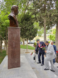 Abbasqulu Ağa Bakıxanovun anadan olmasının 229 illiyi münasibətilə  büstü ziyarət olunub