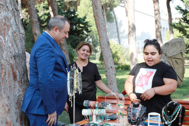 Suraxanı rayonunda yeni tədris ilinin başlanması münasibətilə şəhid və qazilərin məktəbli övladlarına, evdə təhsil alan, fiziki və əqli qüsurlu aztəminatlı rayon məktəblilərinə məktəb ləvazimatları, çantaları və məktəbli formaları hədiyyə edilib