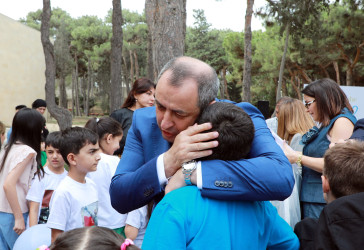 Suraxanı rayonunda yeni tədris ilinin başlanması münasibətilə şəhid və qazilərin məktəbli övladlarına, evdə təhsil alan, fiziki və əqli qüsurlu aztəminatlı rayon məktəblilərinə məktəb ləvazimatları, çantaları və məktəbli formaları hədiyyə edilib