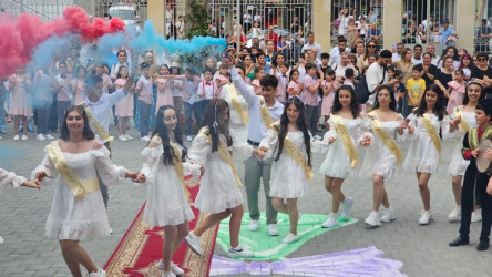 Suraxanı Rayon İcra Hakimiyyətinin başçısı Əziz Əzizov 87 saylı tam orta məktəbdə "Son zəng" tədbirində iştirak edib