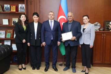 Suraxanı Rayon İcra Hakimiyyətinin başçısı Adil Əliyev Respublikanın əməkdar artistini  yubileyi münasibətilə təbrik etdi