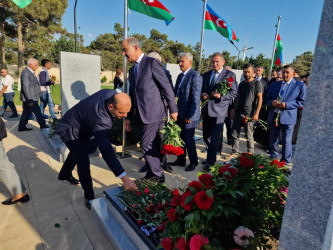 Anım Günü ilə əlaqədar Fəxri Xiyabanda Şəhidlərin məzarı ziyarət olununaraq gül dəstələri düzülüb