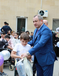 Suraxanı rayonunda yeni tədris ilinin başlanması münasibətilə şəhid və qazilərin məktəbli övladlarına, evdə təhsil alan, fiziki və əqli qüsurlu aztəminatlı rayon məktəblilərinə məktəb ləvazimatları, çantaları və məktəbli formaları hədiyyə edilib