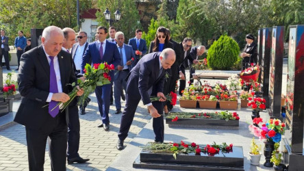 Binə qəsəbə qəbiristanlığındakı Şəhidlər Xiyabanında Şəhidlərin məzarı ziyarət olununaraq gül dəstələri düzülüb, onların əziz xatirəsi ehtiramla yad edilərək dualar oxunub