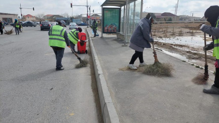 Yazın gəlişi ilə Suraxanı rayonunun bütün qəsəbələrində Rayon Mənzil-Kommunal Təsərrüfatı Birliyi tərəfindən davamlı şəkildə aparılan abadlıq, təmizlik, yaşıllıq sahələrinin suvarılması, təmir və bərpa işləri həyata keçirilməkdədir. Rayon ərazisindəki parklarda, məhəllələr arası istirahət sahələrində eləcə də magistral yolların kənarlarında təmizlik işləri aparılır, küçələrdə səki kənarları, bordyur və işıq dirəkləri, məhəccərlər yuyularaq müxtəlif məişət, polietilen və digər tullantılar ərazidə