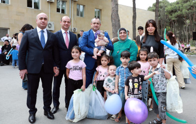 Suraxanı rayonunda yeni tədris ilinin başlanması münasibətilə şəhid və qazilərin məktəbli övladlarına, evdə təhsil alan, fiziki və əqli qüsurlu aztəminatlı rayon məktəblilərinə məktəb ləvazimatları, çantaları və məktəbli formaları hədiyyə edilib