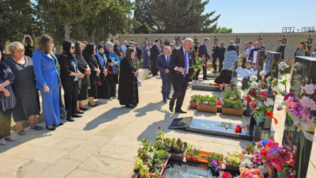 27 Sentyabr - Yeni Suraxanı qəsəbə qəbiristanlığındakı Şəhidlər Xiyabanında Şəhidlərin məzarı ziyarət olununaraq gül dəstələri düzülüb, onların əziz xatirəsi ehtiramla yad edilərək dualar oxunub