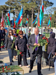 Anım Günü ilə əlaqədar Fəxri Xiyabanda Şəhidlərin məzarı ziyarət olununaraq gül dəstələri düzülüb