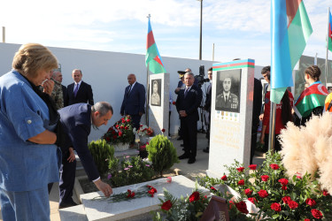 27 sentyabr - Anım Gün ilə əlaqədar Fəxri Xiyabanda Şəhidlərin məzarı ziyarət olunaraq gül dəstələri düzülüb, onların əziz xatirəsi ehtiramla yad edilərək dualar oxunub.