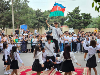 Suraxanı Rayon İcra Hakimiyyətinin başçısı Əziz Əzizov 226 saylı tam orta məktəbdə "Son zəng" tədbirində iştirak edib