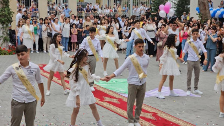 Suraxanı Rayon İcra Hakimiyyətinin başçısı Əziz Əzizov 87 saylı tam orta məktəbdə "Son zəng" tədbirində iştirak edib