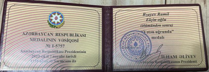 Rzayev Ramil Elçin oğlunun  3 dərəcəli "Vətənə xidmətə görə" ordeni və “Vətən uğrunda” medalını onun anası Lena xanıma təqdim edib.