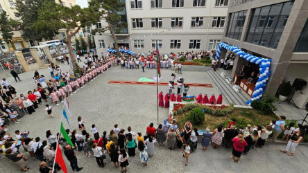 Suraxanı Rayon İcra Hakimiyyətinin başçısı Əziz Əzizov 87 saylı tam orta məktəbdə "Son zəng" tədbirində iştirak edib