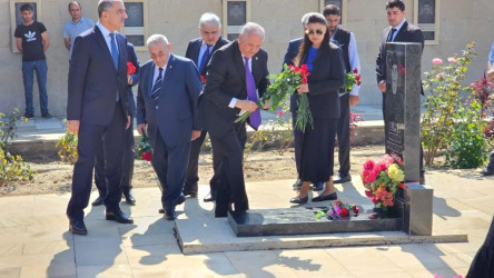 27 Sentyabr - Yeni Suraxanı qəsəbə qəbiristanlığındakı Şəhidlər Xiyabanında Şəhidlərin məzarı ziyarət olununaraq gül dəstələri düzülüb, onların əziz xatirəsi ehtiramla yad edilərək dualar oxunub