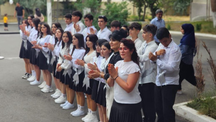 Suraxanı Rayon İcra Hakimiyyətinin başçısı Əziz Əzizov 226 saylı tam orta məktəbdə "Son zəng" tədbirində iştirak edib