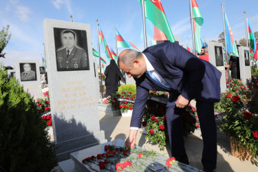 27 sentyabr - Anım Gün ilə əlaqədar Fəxri Xiyabanda Şəhidlərin məzarı ziyarət olunaraq gül dəstələri düzülüb, onların əziz xatirəsi ehtiramla yad edilərək dualar oxunub.