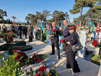 Anım Günü ilə əlaqədar Fəxri Xiyabanda Şəhidlərin məzarı ziyarət olununaraq gül dəstələri düzülüb