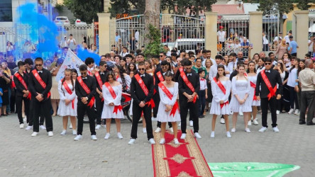 Suraxanı Rayon İcra Hakimiyyətinin başçısı Əziz Əzizov 87 saylı tam orta məktəbdə "Son zəng" tədbirində iştirak edib