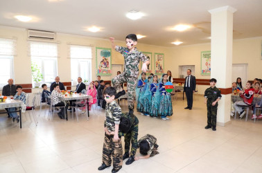 Suraxanı Rayon İcra Hakimiyyətinin başçısı Adil Əliyev 2 saylı Uşaq evi sosial xidmət müəssisəsində uşaqları ziyarət edib