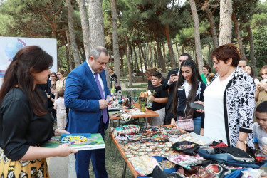 Suraxanı rayonunda yeni tədris ilinin başlanması münasibətilə şəhid və qazilərin məktəbli övladlarına, evdə təhsil alan, fiziki və əqli qüsurlu aztəminatlı rayon məktəblilərinə məktəb ləvazimatları, çantaları və məktəbli formaları hədiyyə edilib