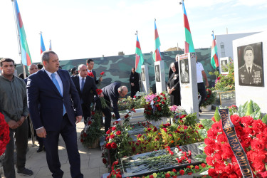 27 sentyabr - Anım Gün ilə əlaqədar Fəxri Xiyabanda Şəhidlərin məzarı ziyarət olunaraq gül dəstələri düzülüb, onların əziz xatirəsi ehtiramla yad edilərək dualar oxunub.