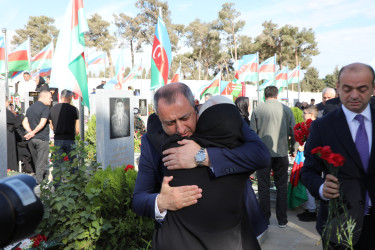 27 sentyabr - Anım Gün ilə əlaqədar Fəxri Xiyabanda Şəhidlərin məzarı ziyarət olunaraq gül dəstələri düzülüb, onların əziz xatirəsi ehtiramla yad edilərək dualar oxunub.