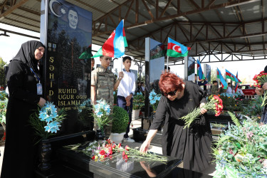 Sentyabrın 26-da 27 sentyabr - Anım Günü ilə əlaqədar Suraxanı rayonu, Zığ qəsəbəsi, Dədə Qorqud Qəbiristanlığındakı Şəhidlər Xiyabanında Şəhidlərimiz anılıb