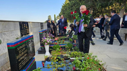 Əmircan qəsəbə qəbiristanlığındakı Şəhidlər Xiyabanında Şəhidlərin məzarı ziyarət olununaraq gül dəstələri düzülüb, onların əziz xatirəsi ehtiramla yad edilərək dualar oxunub