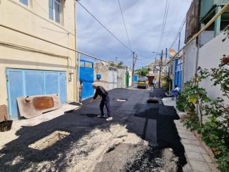 Sürətlə abadlaşan Əmircan qəsəbəsində də genişmiqyaslı abadlıq-quruculuq layihəsi çərçivəsində asfaltlama işləri aparılır