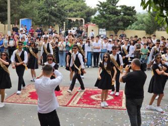 Suraxanı Rayon İcra Hakimiyyətinin başçısı Əziz Əzizov 226 saylı tam orta məktəbdə "Son zəng" tədbirində iştirak edib