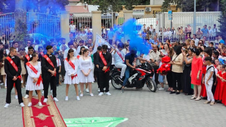 Suraxanı Rayon İcra Hakimiyyətinin başçısı Əziz Əzizov 87 saylı tam orta məktəbdə "Son zəng" tədbirində iştirak edib