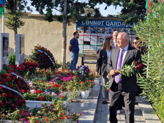 Anım Günü ilə əlaqədar Fəxri Xiyabanda Şəhidlərin məzarı ziyarət olununaraq gül dəstələri düzülüb