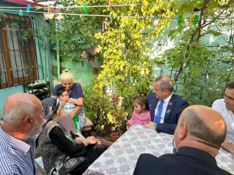 Suraxanı Rayon İcra Hakimiyyətinin başçısı Adil Əliyev və müavinləri şəhid Aydın Feyzullayevin ailəsini ziyarət edib