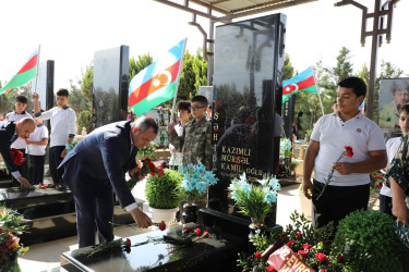 Sentyabrın 26-da 27 sentyabr - Anım Günü ilə əlaqədar Suraxanı rayonu, Zığ qəsəbəsi, Dədə Qorqud Qəbiristanlığındakı Şəhidlər Xiyabanında Şəhidlərimiz anılıb