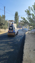 Vətəndaşların rahat və maneəsiz gediş-gəlişini təmin etmək məqsədilə hazırda Hövsan qəsəbəsi, Oqtay Şabanov küçəsi 1-ci döngədə asfalt örtüyü salınır