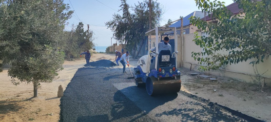 Vətəndaşların rahat və maneəsiz gediş-gəlişini təmin etmək məqsədilə hazırda Hövsan qəsəbəsi, Oqtay Şabanov küçəsi 1-ci döngədə asfalt örtüyü salınır