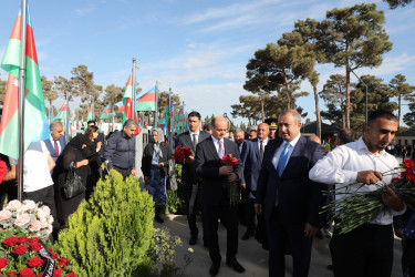 27 sentyabr - Anım Gün ilə əlaqədar Fəxri Xiyabanda Şəhidlərin məzarı ziyarət olunaraq gül dəstələri düzülüb, onların əziz xatirəsi ehtiramla yad edilərək dualar oxunub.