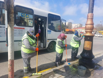 Yazın gəlişi ilə Suraxanı rayonunun bütün qəsəbələrində Rayon Mənzil-Kommunal Təsərrüfatı Birliyi tərəfindən davamlı şəkildə aparılan abadlıq, təmizlik, yaşıllıq sahələrinin suvarılması, təmir və bərpa işləri həyata keçirilməkdədir. Rayon ərazisindəki parklarda, məhəllələr arası istirahət sahələrində eləcə də magistral yolların kənarlarında təmizlik işləri aparılır, küçələrdə səki kənarları, bordyur və işıq dirəkləri, məhəccərlər yuyularaq müxtəlif məişət, polietilen və digər tullantılar ərazidə