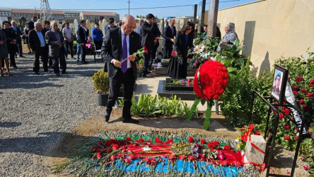 Hövsan qəsəbə qəbiristanlığındakı Şəhidlər Xiyabanında Şəhidlərin məzarı ziyarət olununaraq gül dəstələri düzülüb, onların əziz xatirəsi ehtiramla yad edilərək dualar oxunub