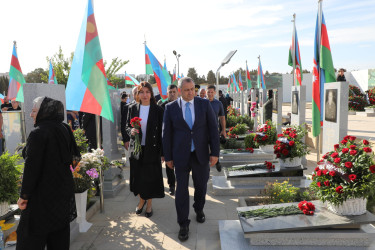 27 sentyabr - Anım Gün ilə əlaqədar Fəxri Xiyabanda Şəhidlərin məzarı ziyarət olunaraq gül dəstələri düzülüb, onların əziz xatirəsi ehtiramla yad edilərək dualar oxunub.