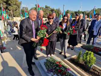 Anım Günü ilə əlaqədar Fəxri Xiyabanda Şəhidlərin məzarı ziyarət olununaraq gül dəstələri düzülüb