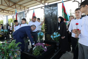 Sentyabrın 26-da 27 sentyabr - Anım Günü ilə əlaqədar Suraxanı rayonu, Zığ qəsəbəsi, Dədə Qorqud Qəbiristanlığındakı Şəhidlər Xiyabanında Şəhidlərimiz anılıb