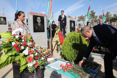 27 sentyabr - Anım Gün ilə əlaqədar Fəxri Xiyabanda Şəhidlərin məzarı ziyarət olunaraq gül dəstələri düzülüb, onların əziz xatirəsi ehtiramla yad edilərək dualar oxunub.