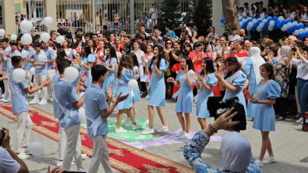 Suraxanı Rayon İcra Hakimiyyətinin başçısı Əziz Əzizov 87 saylı tam orta məktəbdə "Son zəng" tədbirində iştirak edib