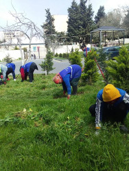 Yazın gəlişi ilə Suraxanı rayonunun bütün qəsəbələrində Rayon Mənzil-Kommunal Təsərrüfatı Birliyi tərəfindən davamlı şəkildə aparılan abadlıq, təmizlik, yaşıllıq sahələrinin suvarılması, təmir və bərpa işləri həyata keçirilməkdədir. Rayon ərazisindəki parklarda, məhəllələr arası istirahət sahələrində eləcə də magistral yolların kənarlarında təmizlik işləri aparılır, küçələrdə səki kənarları, bordyur və işıq dirəkləri, məhəccərlər yuyularaq müxtəlif məişət, polietilen və digər tullantılar ərazidə